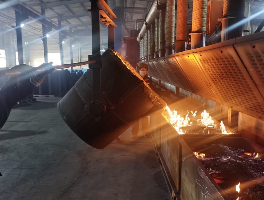 Pouring molten iron